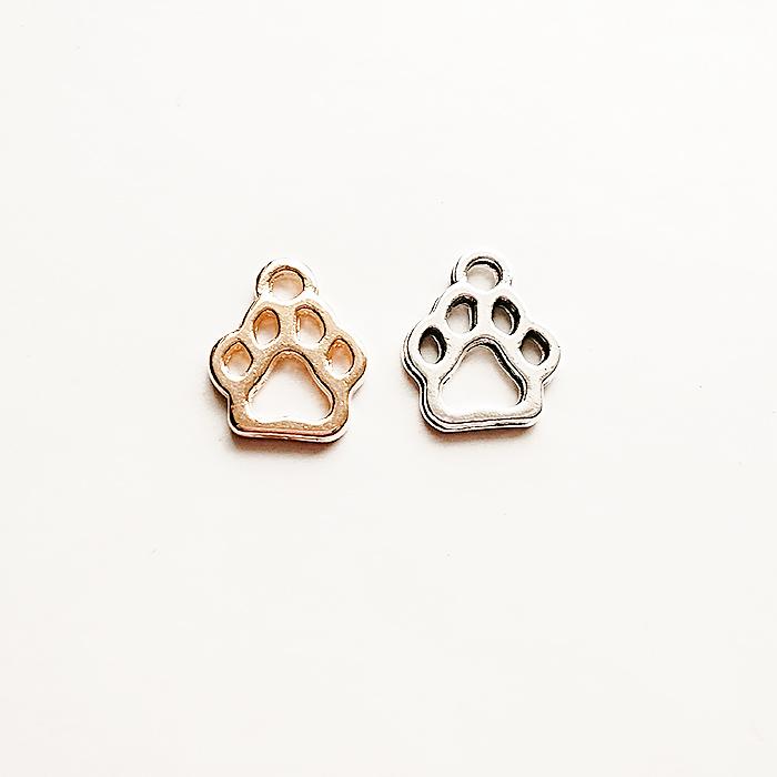 小さな肉球のチャーム 各色5個セット ゴールド シルバー オルゴナイト ハンドメイド パーツ1枚目の画像